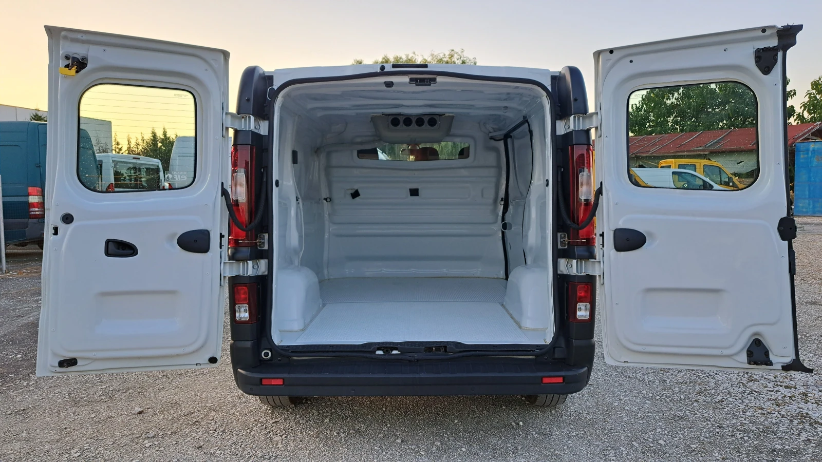 Renault Trafic ХЛАДИЛЕН/КЛИМАТИК/КАМЕРА/НАВИГАЦИЯ/EURO6 , снимка 14 - Бусове и автобуси - 55686287