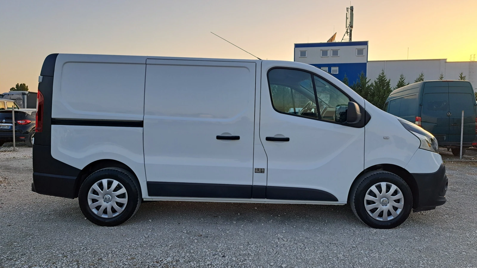 Renault Trafic ХЛАДИЛЕН/КЛИМАТИК/КАМЕРА/НАВИГАЦИЯ/EURO6 , снимка 5 - Бусове и автобуси - 55686287
