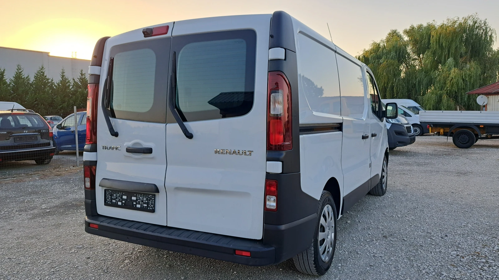 Renault Trafic ХЛАДИЛЕН/КЛИМАТИК/КАМЕРА/НАВИГАЦИЯ/EURO6 , снимка 4 - Бусове и автобуси - 55686287