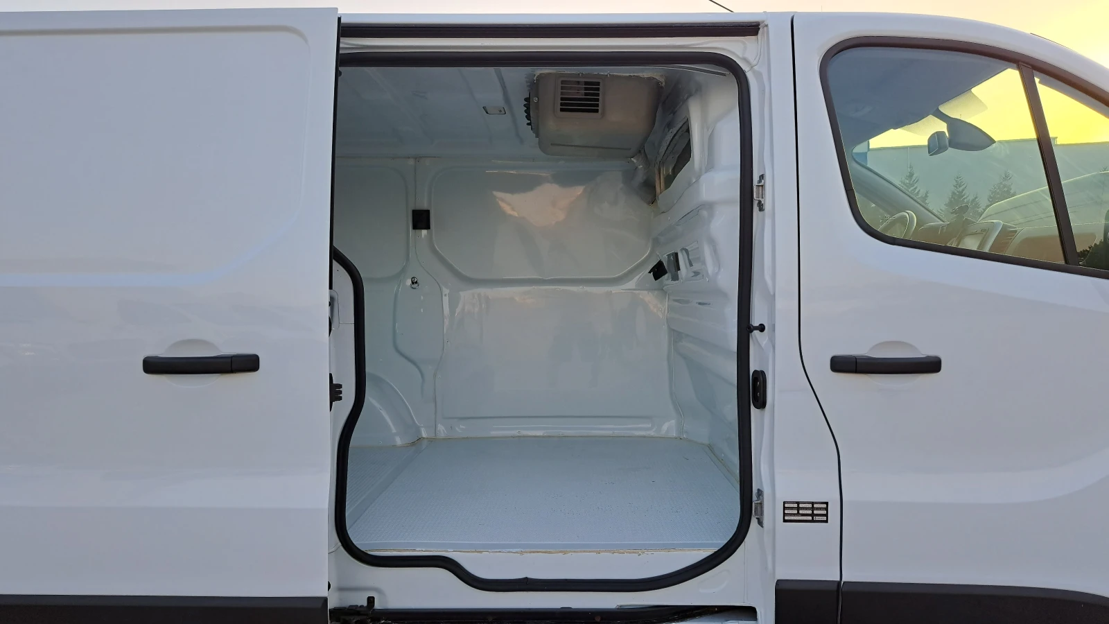 Renault Trafic ХЛАДИЛЕН/КЛИМАТИК/КАМЕРА/НАВИГАЦИЯ/EURO6 , снимка 13 - Бусове и автобуси - 55686287