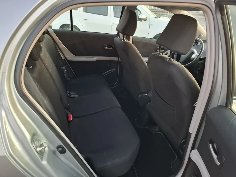 Toyota Yaris 1.3i, снимка 15 - Автомобили и джипове - 49399125