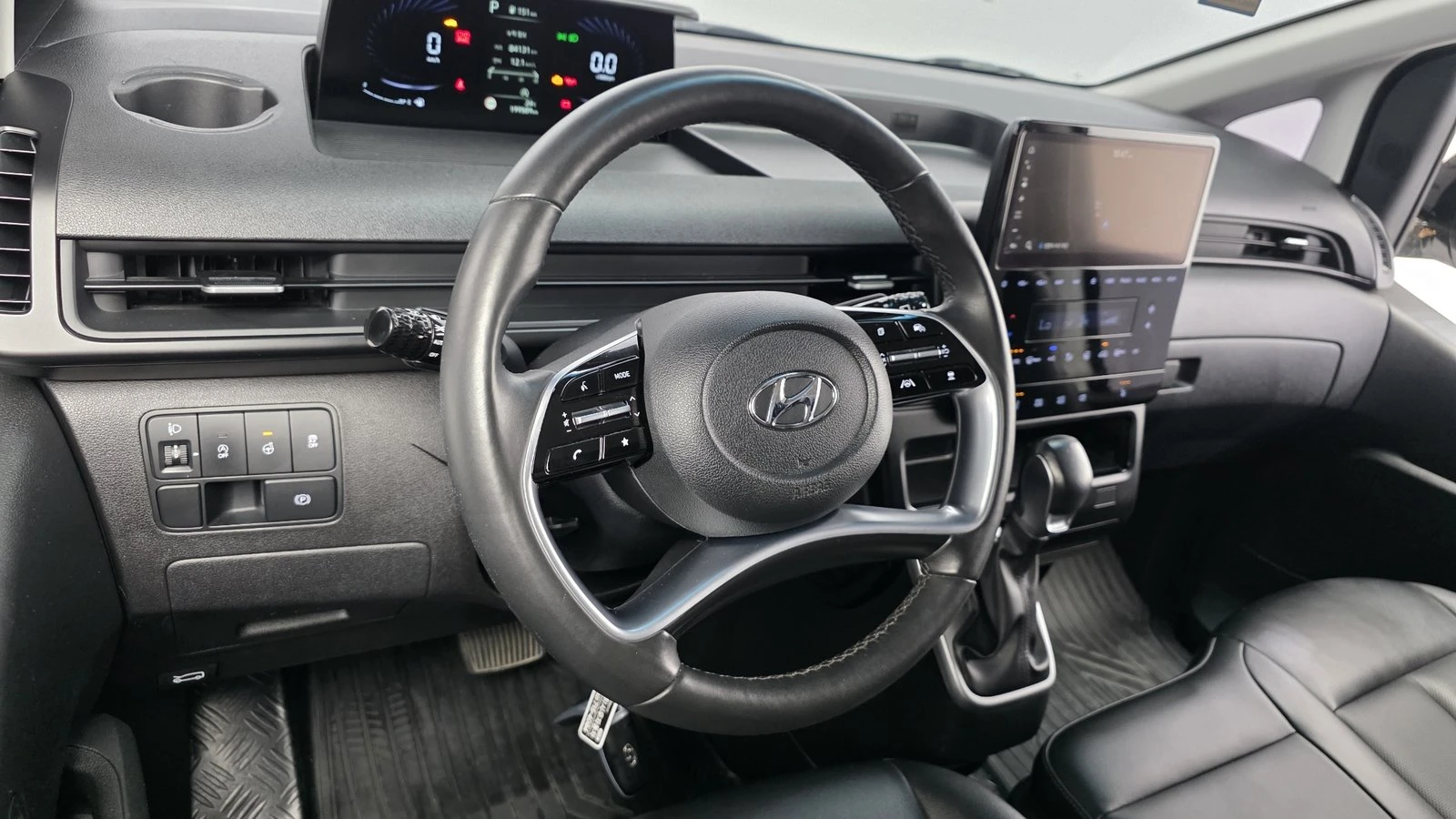 Hyundai Staria Modern* BLIND SPOT* ПОДГРЕВ ВОЛАН* КРАЙНА ЦЕНА, снимка 13 - Автомобили и джипове - 55348375