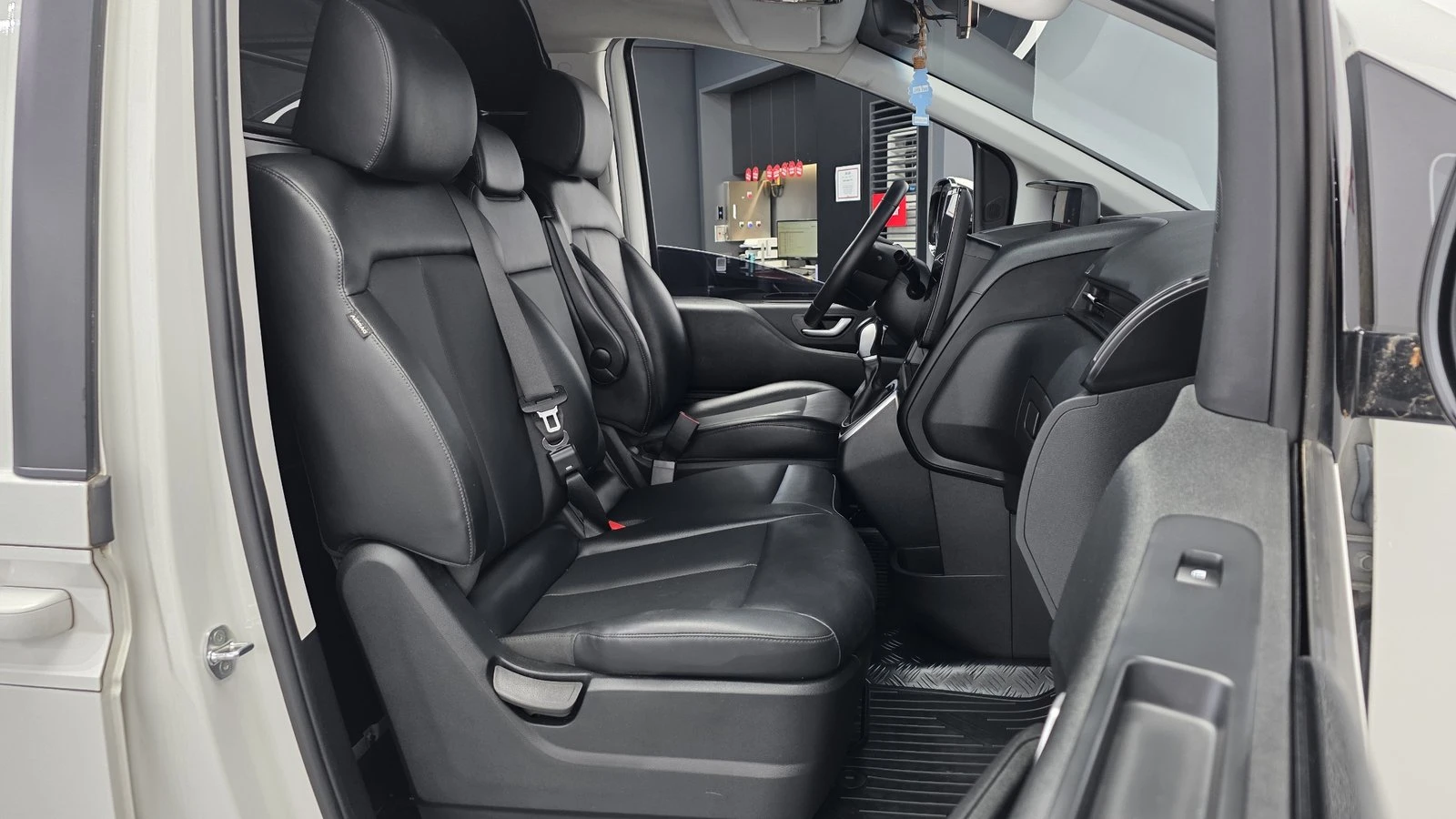 Hyundai Staria Modern* BLIND SPOT* ПОДГРЕВ ВОЛАН* КРАЙНА ЦЕНА, снимка 11 - Автомобили и джипове - 55348375