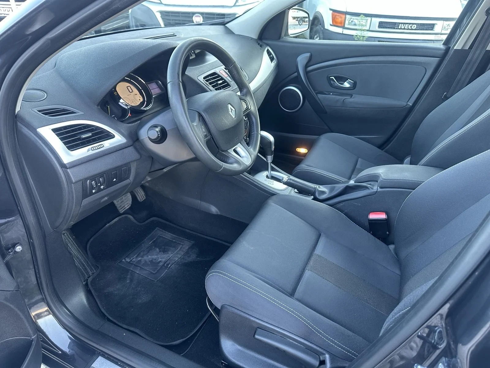 Renault Megane 1.5/DCI, снимка 9 - Автомобили и джипове - 55383063