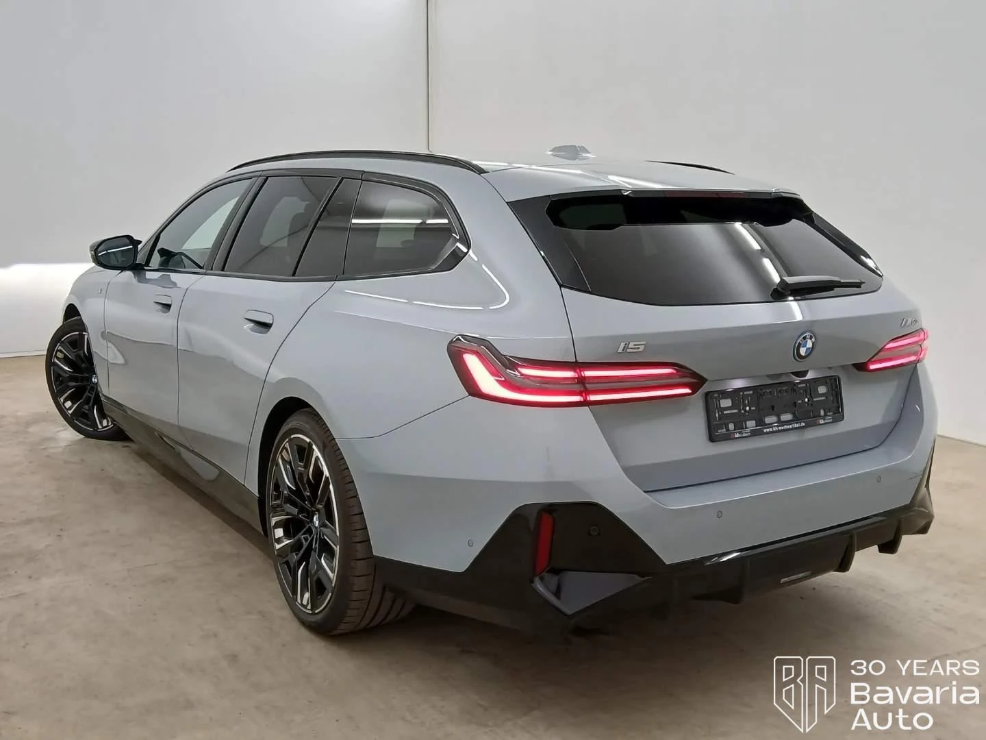 BMW i5 M60 Touring xDrive, снимка 2 - Автомобили и джипове - 55903828