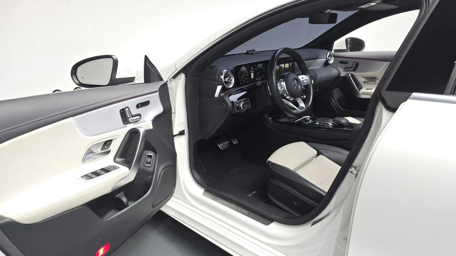 Mercedes-Benz CLA 250, снимка 10 - Автомобили и джипове - 56685817