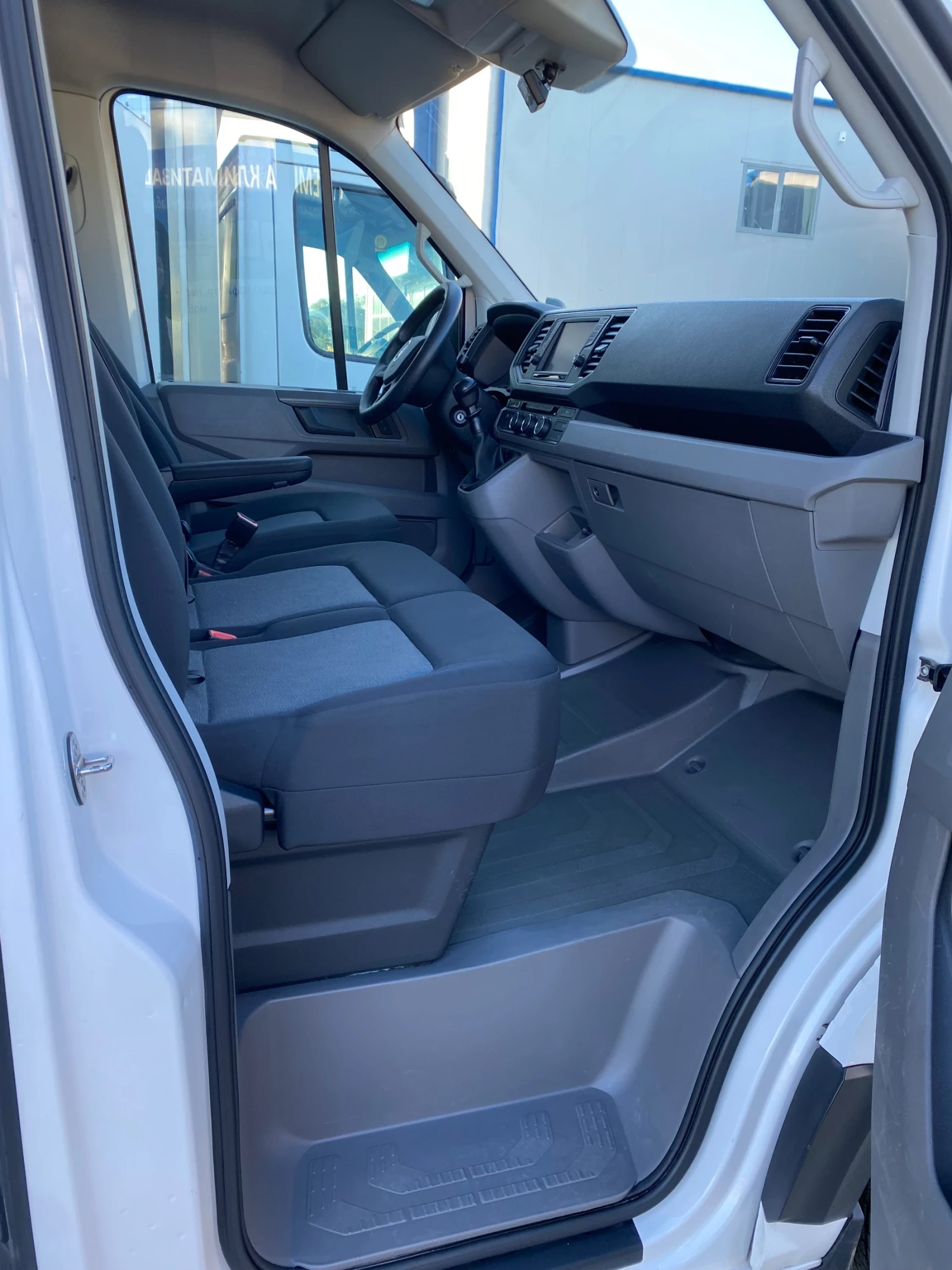 VW Crafter, снимка 16 - Бусове и автобуси - 53966669