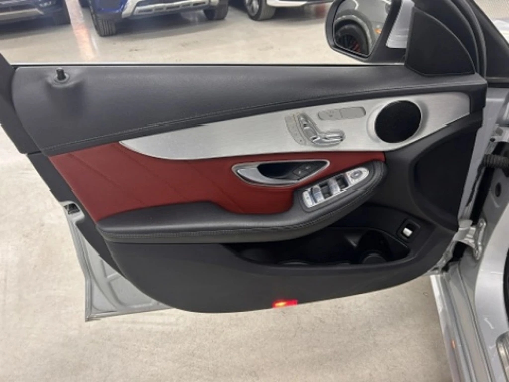 Mercedes-Benz C 300 AMG* 4MATIC* Панорама* RED - изображение 9