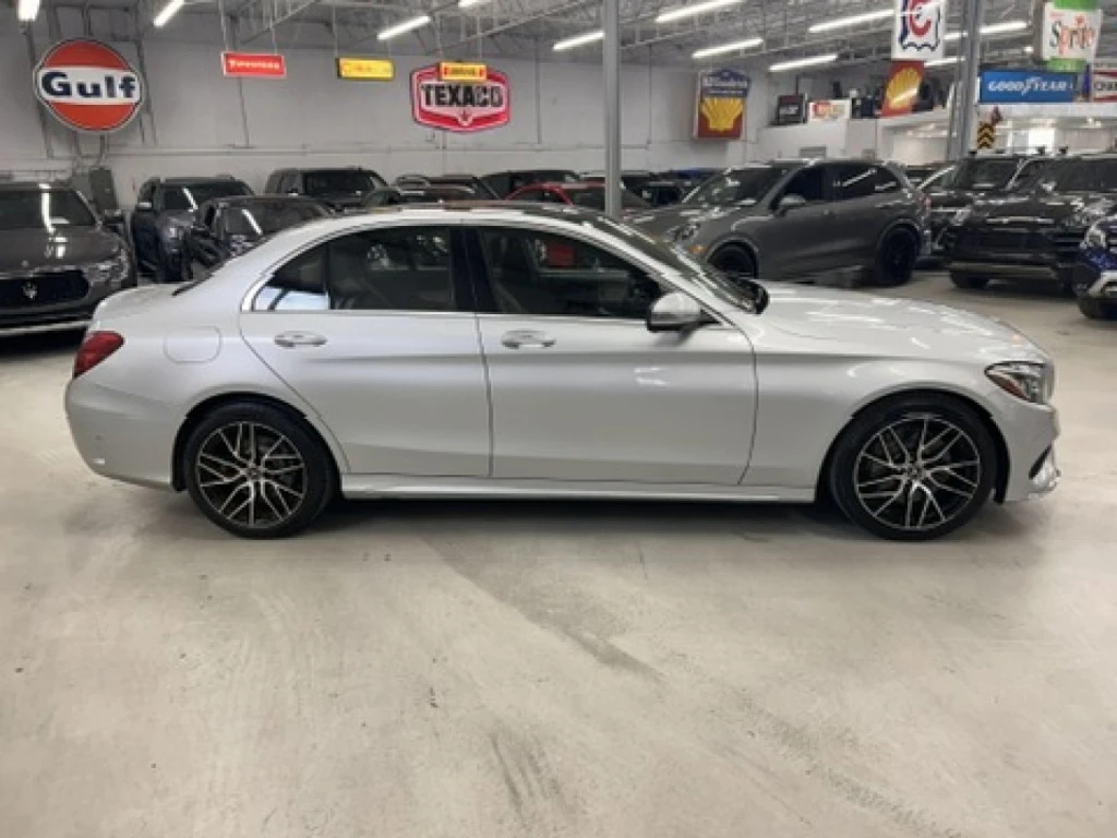 Mercedes-Benz C 300 AMG* 4MATIC* Панорама* RED - изображение 3