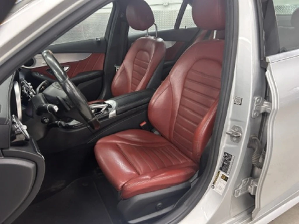 Mercedes-Benz C 300 AMG* 4MATIC* Панорама* RED - изображение 8