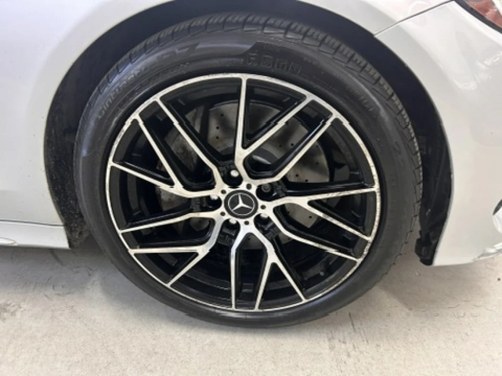 Mercedes-Benz C 300 AMG* 4MATIC* Панорама* RED - изображение 10