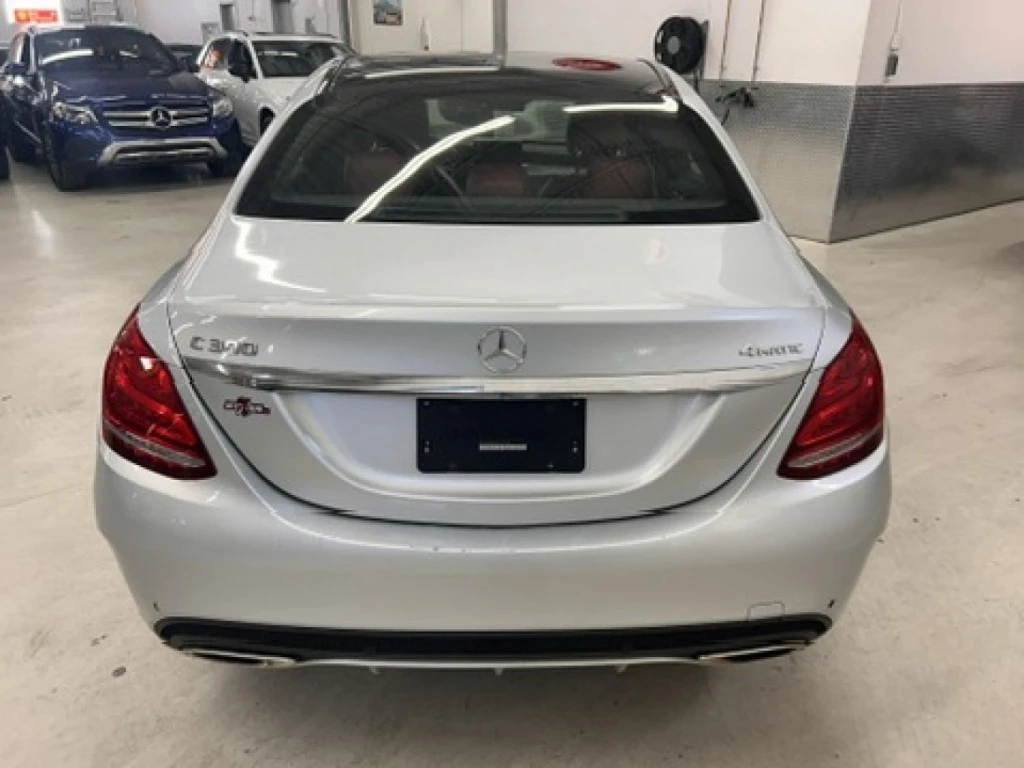 Mercedes-Benz C 300 AMG* 4MATIC* Панорама* RED - изображение 2