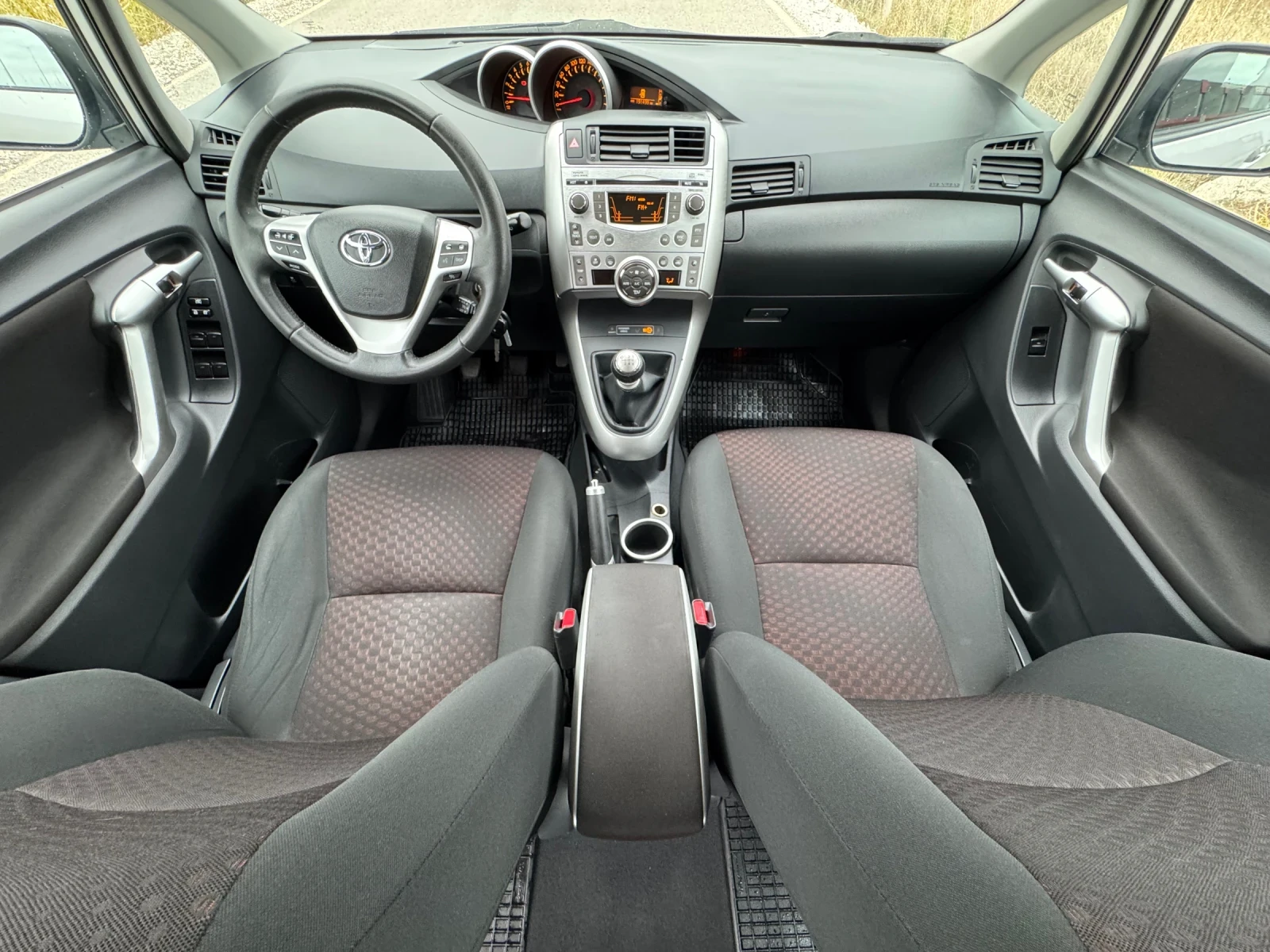 Toyota Verso 1.6 VVT-i CLIMATRONIC / PARKTRONIC / TEMPOMAT - изображение 9