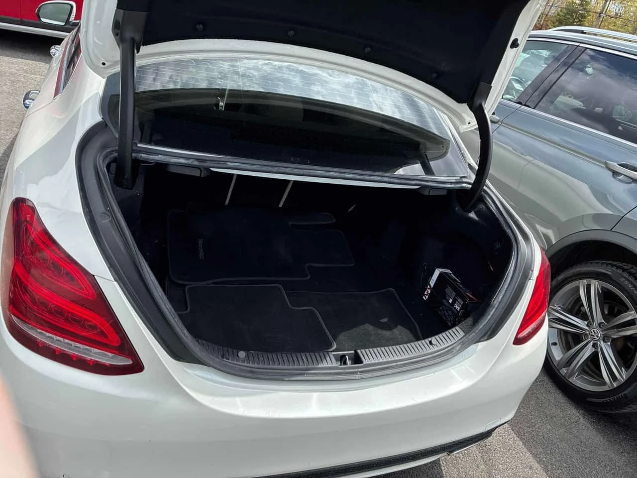Mercedes-Benz C 400 4MATIC* BURMESTER* PANORAMA* KEYLESS* , снимка 10 - Автомобили и джипове - 54512416
