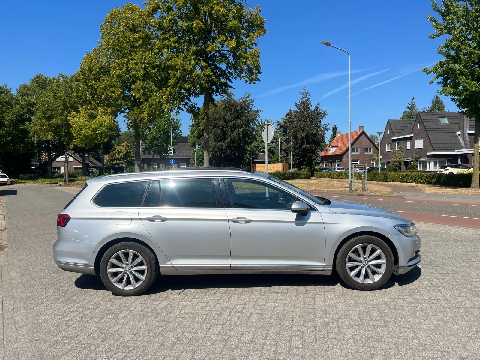 VW Passat HIGHLINE* Панорама* Кожа* Алкантара* Дистроник* Ки, снимка 4 - Автомобили и джипове - 56257116