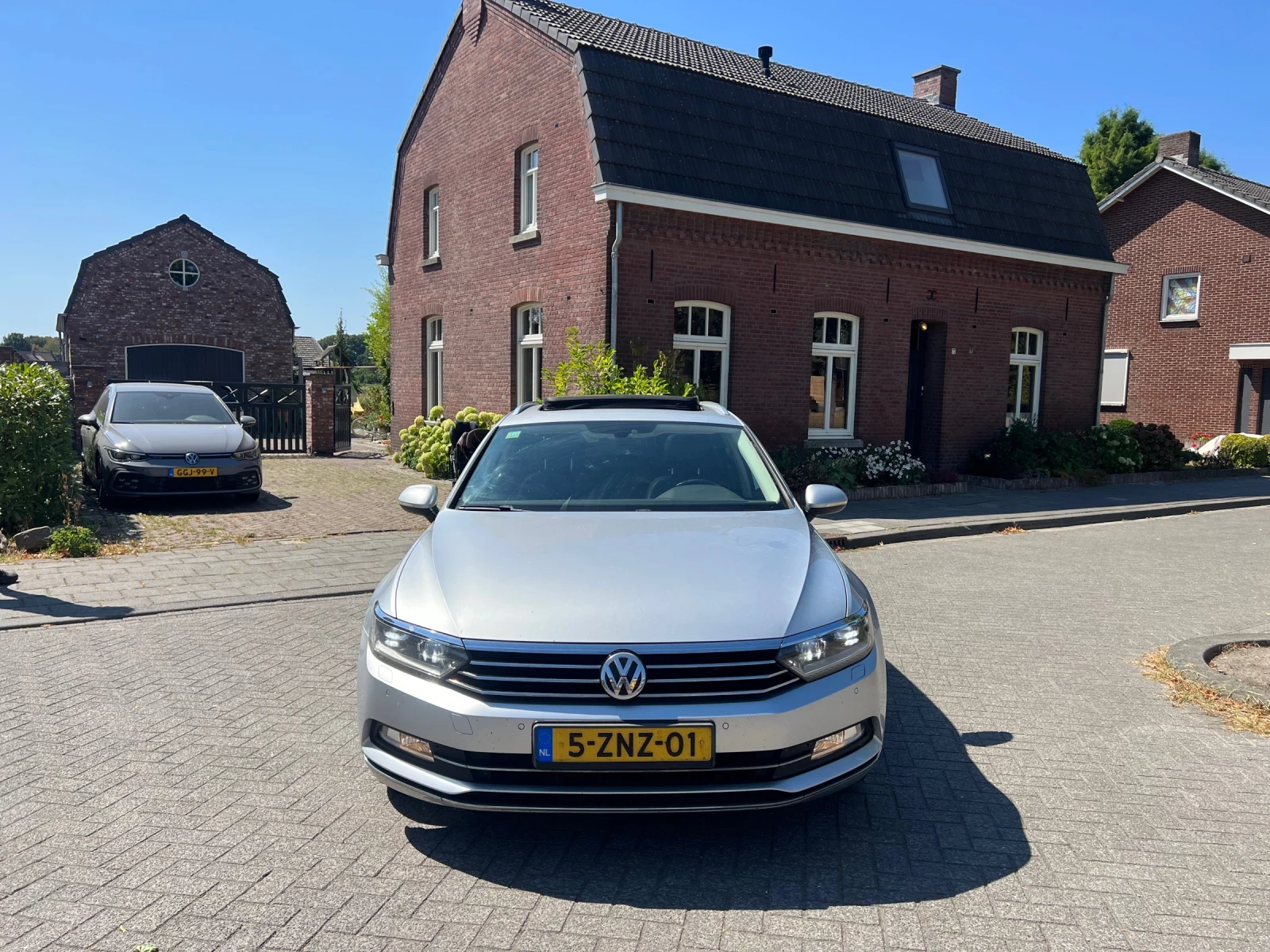VW Passat HIGHLINE* Панорама* Кожа* Алкантара* Дистроник* Ки, снимка 2 - Автомобили и джипове - 56257116