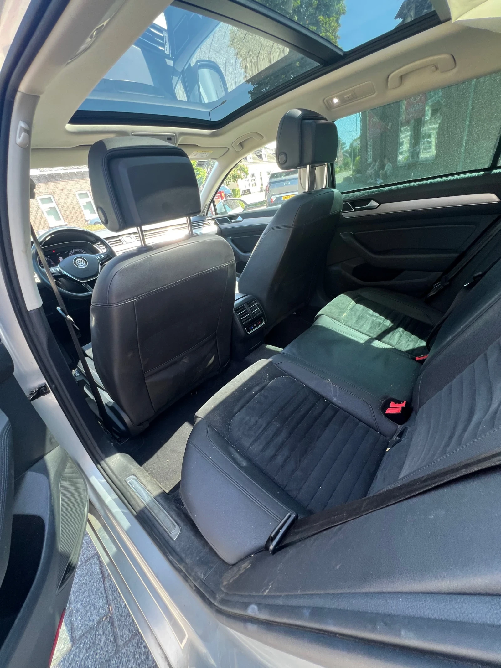 VW Passat HIGHLINE* Панорама* Кожа* Алкантара* Дистроник* Ки, снимка 11 - Автомобили и джипове - 56257116