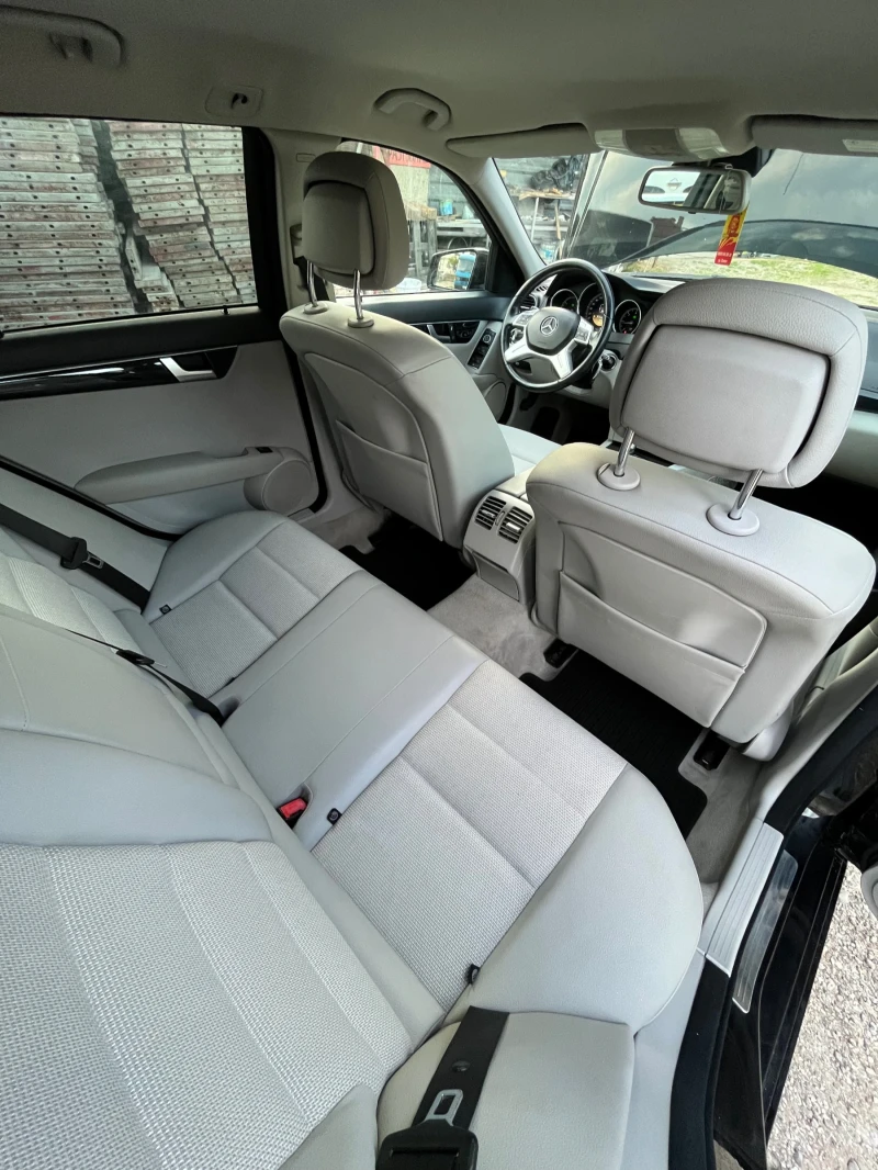 Mercedes-Benz C 200 Сменена верига!/Ксенон/Бяла кожа/Много екстри/, снимка 11 - Автомобили и джипове - 52597808