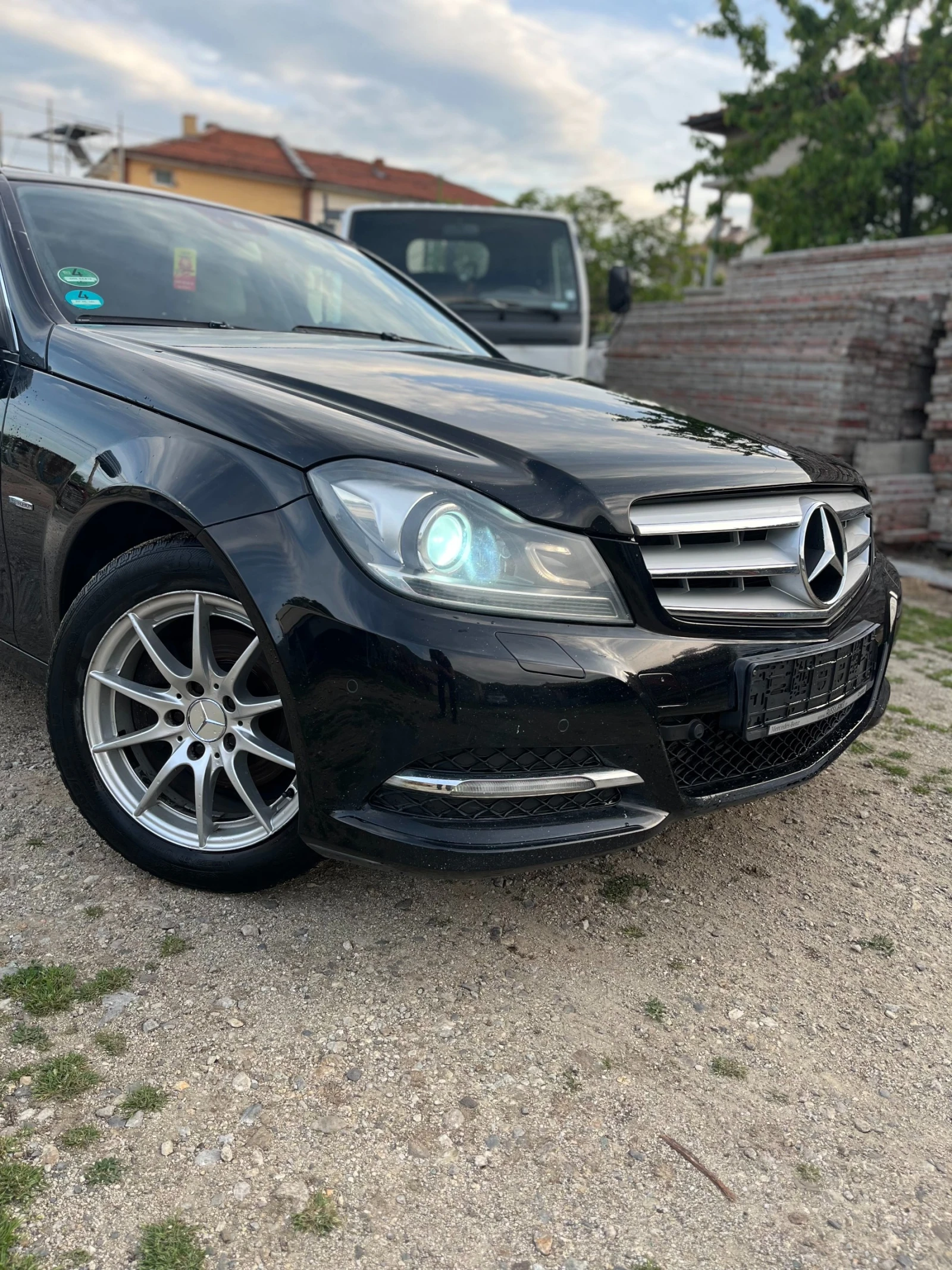 Mercedes-Benz C 220 Сменена верига/Ксенон/Бяла кожа/Много екстри - изображение 3