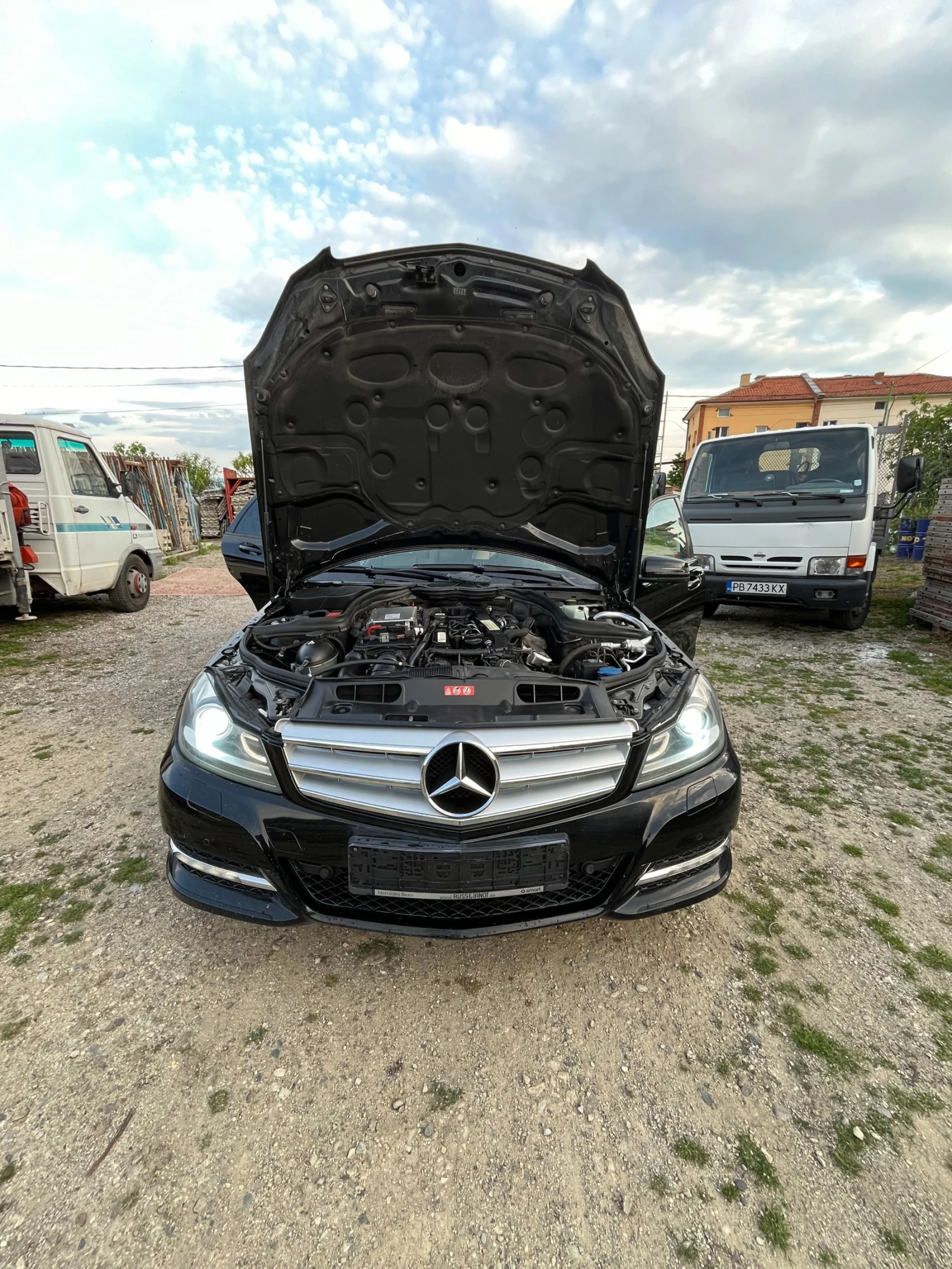 Mercedes-Benz C 220 Сменена верига/Ксенон/Бяла кожа/Много екстри - изображение 2