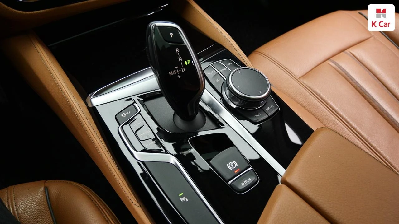 BMW 520  G30 / LED / Navi / Camera, снимка 11 - Автомобили и джипове - 54645911