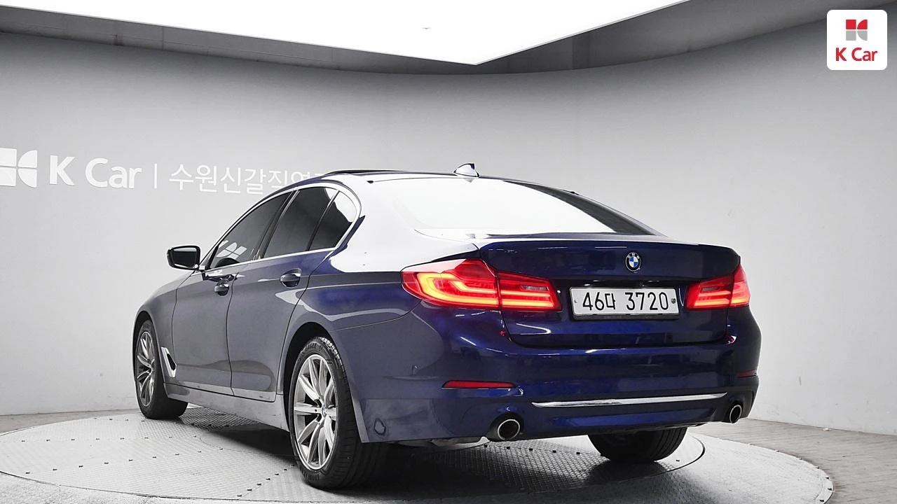 BMW 520  G30 / LED / Navi / Camera, снимка 4 - Автомобили и джипове - 54645911