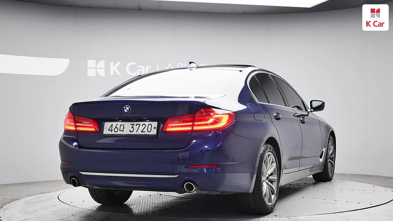 BMW 520  G30 / LED / Navi / Camera, снимка 2 - Автомобили и джипове - 54645911