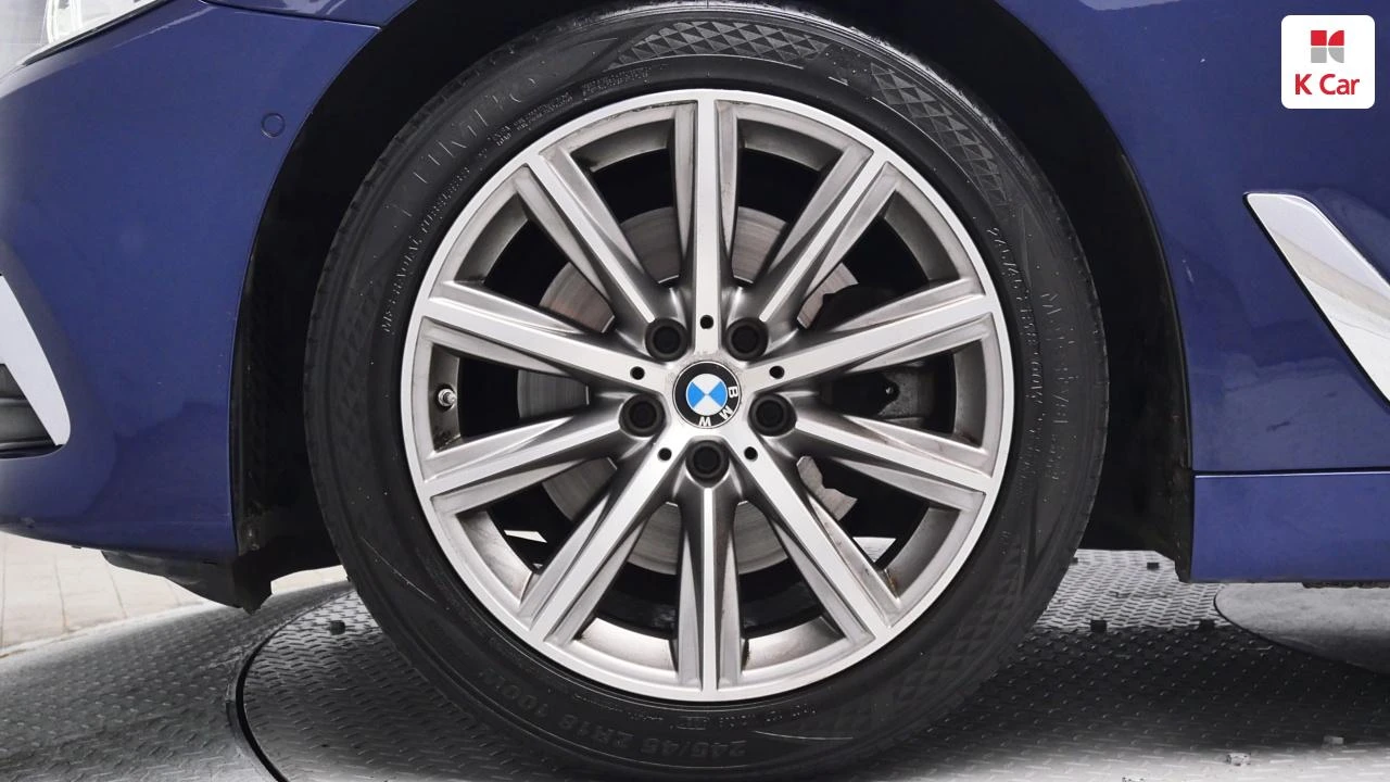 BMW 520  G30 / LED / Navi / Camera, снимка 5 - Автомобили и джипове - 54645911