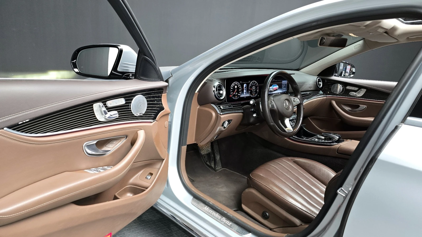Mercedes-Benz E 400 4MATIC | HUD | 360 Camera| Ventilated Seats, снимка 10 - Автомобили и джипове - 54916163