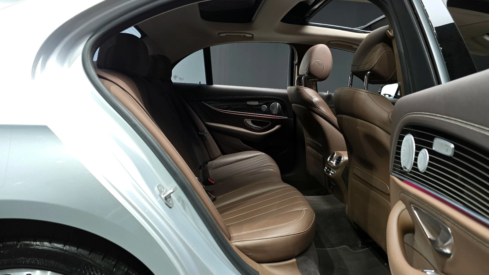 Mercedes-Benz E 400 4MATIC | HUD | 360 Camera| Ventilated Seats, снимка 11 - Автомобили и джипове - 54916163