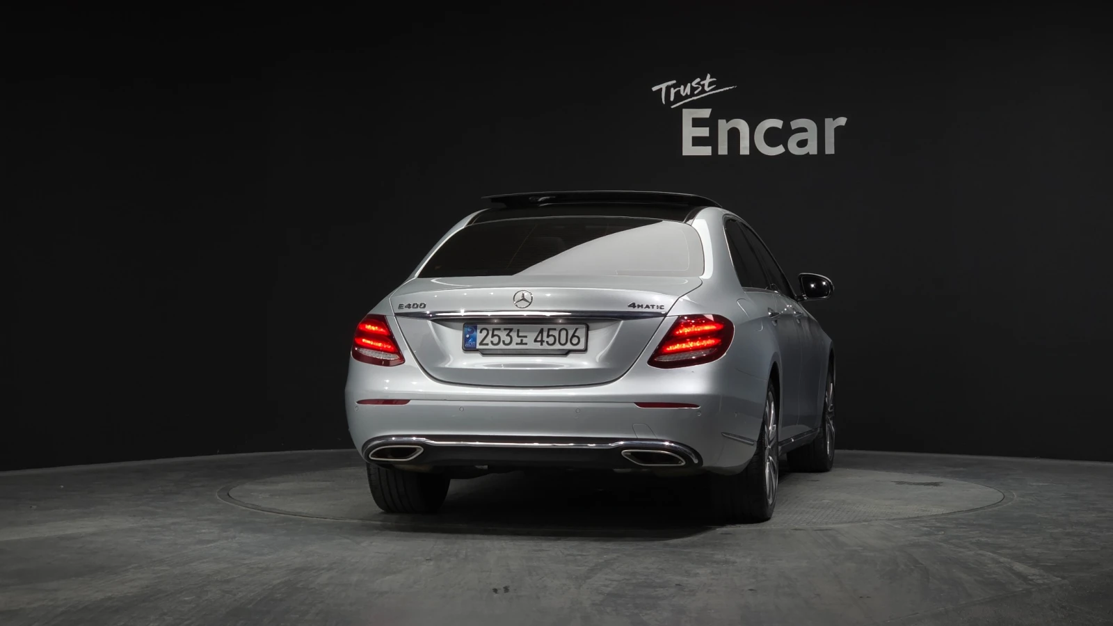 Mercedes-Benz E 400 4MATIC | HUD | 360 Camera| Ventilated Seats, снимка 4 - Автомобили и джипове - 54916163