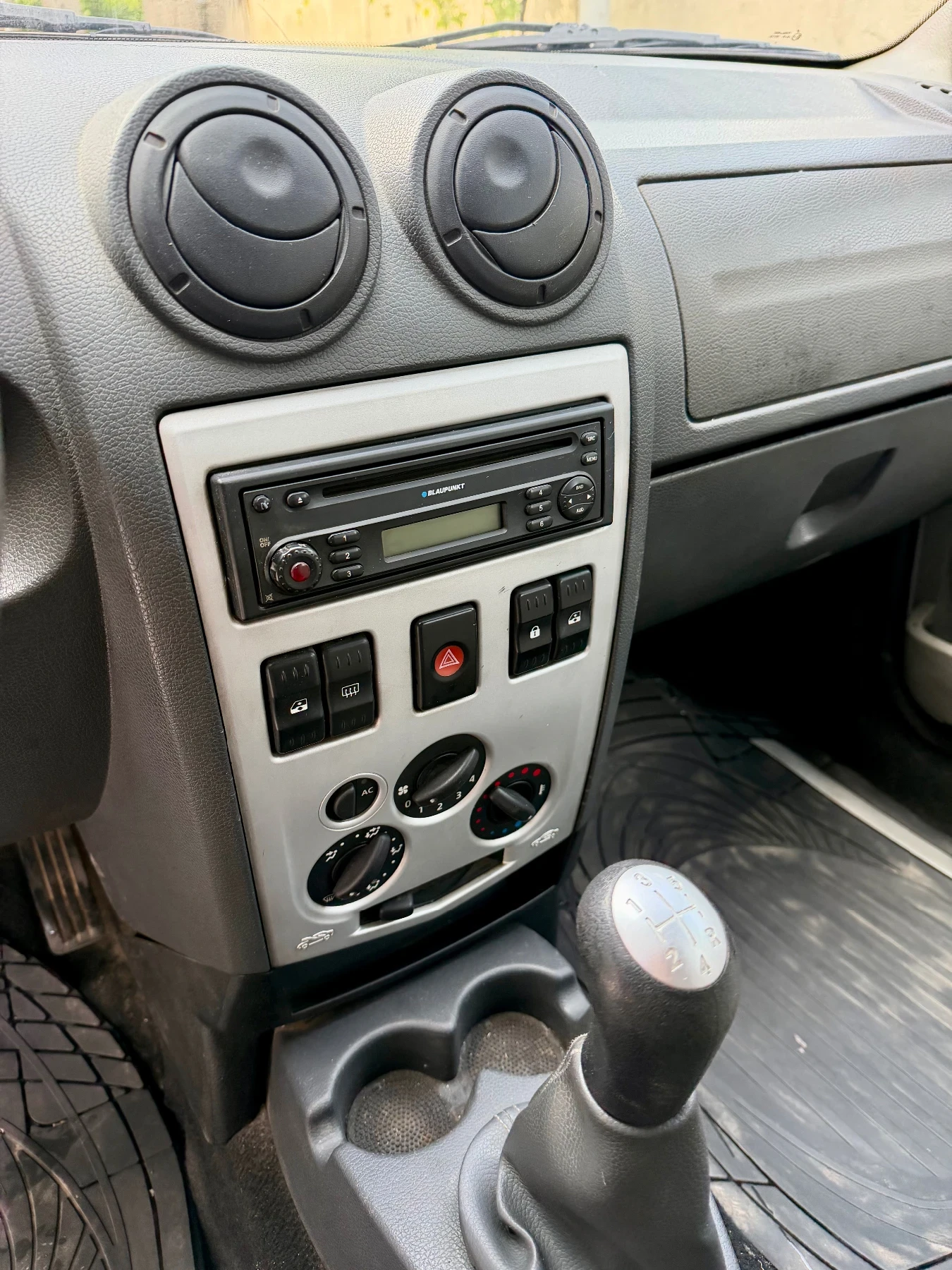 Dacia Logan 1.5 dCi 7 места, снимка 8 - Автомобили и джипове - 55148044