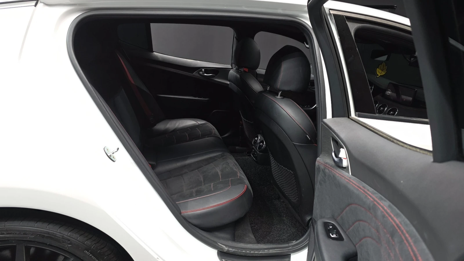 Kia Stinger ACRO EDITION 2.5 4x4* АЛКАНТАРА* hellascars.bg , снимка 15 - Автомобили и джипове - 55562262