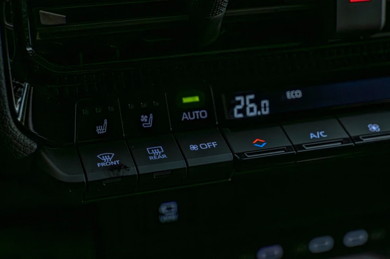 Toyota Land cruiser J250/i-Force MAX/4WD/Обдухване/JBL/HuD/Шибедах, снимка 10 - Автомобили и джипове - 52999833