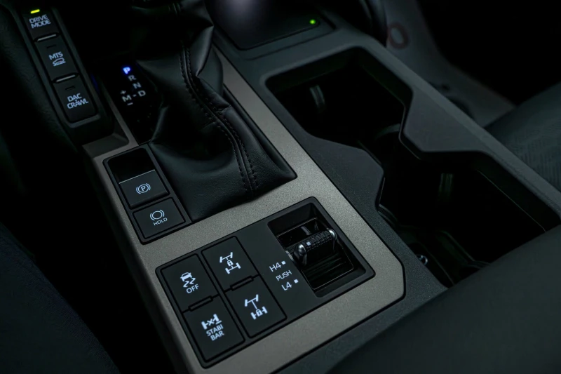 Toyota Land cruiser J250/i-Force MAX/4WD/Обдухване/JBL/HuD/Шибедах, снимка 17 - Автомобили и джипове - 52999833