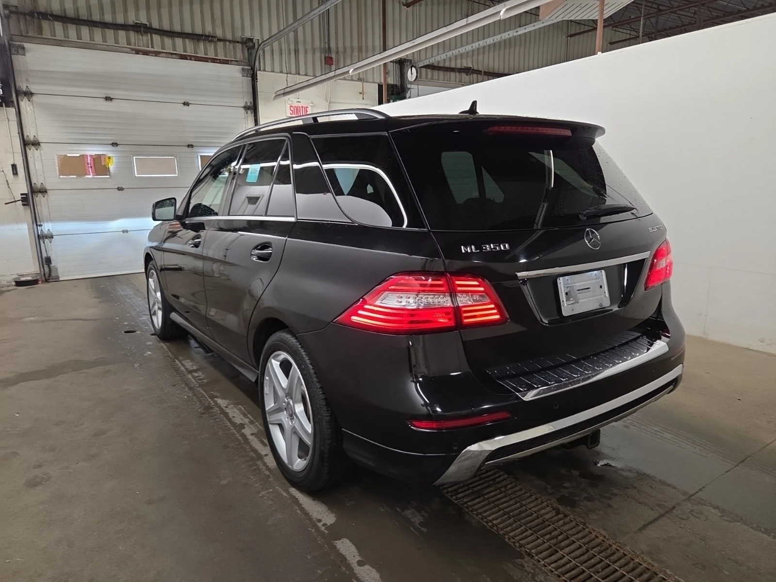 Mercedes-Benz ML 350 AMG * ОБДУХВАНЕ * H&K * КАМЕРА * ПАНОРАМА * CARFAX, снимка 4 - Автомобили и джипове - 54902465