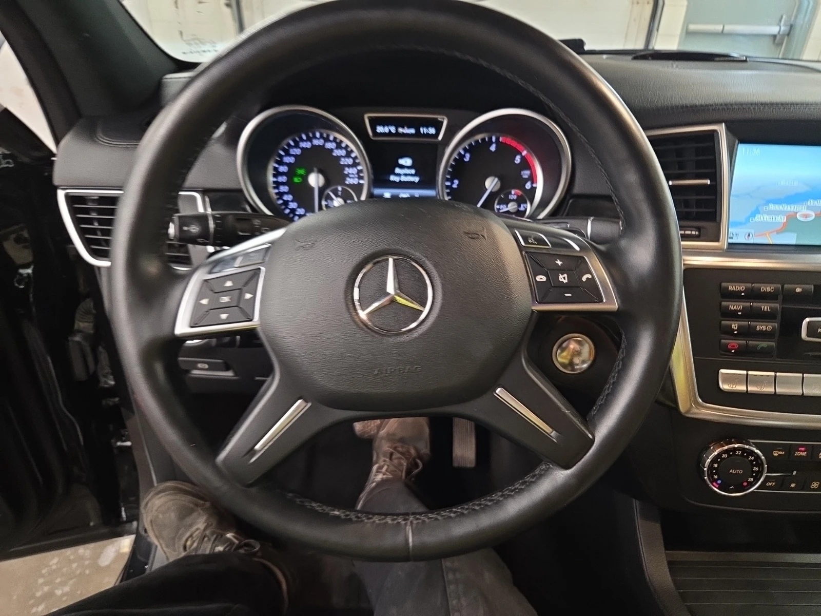Mercedes-Benz ML 350 AMG * ОБДУХВАНЕ * H&K * КАМЕРА * ПАНОРАМА * CARFAX, снимка 7 - Автомобили и джипове - 54902465