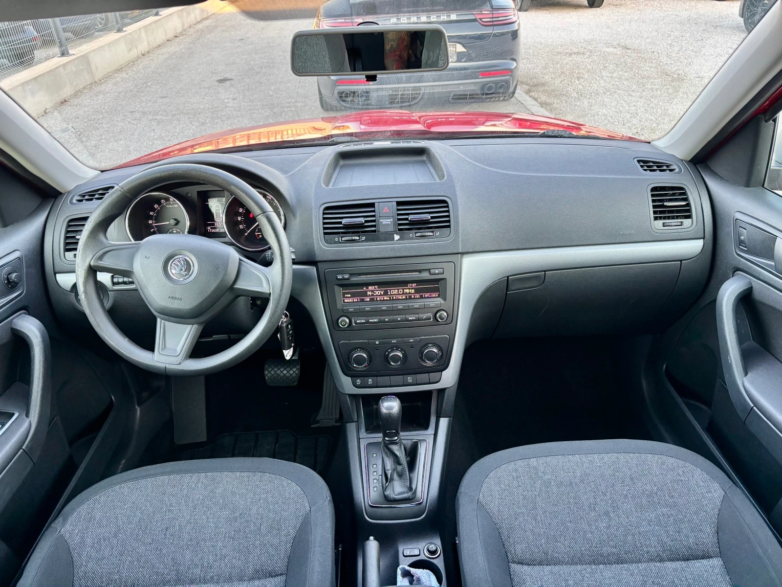 Skoda Yeti 1.6TDI DSG, снимка 17 - Автомобили и джипове - 55961732