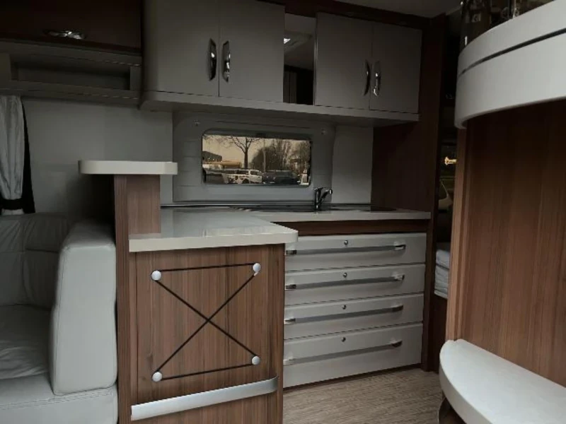 Каравана Hobby Premium 560 CFE, снимка 8 - Каравани и кемпери - 53297442