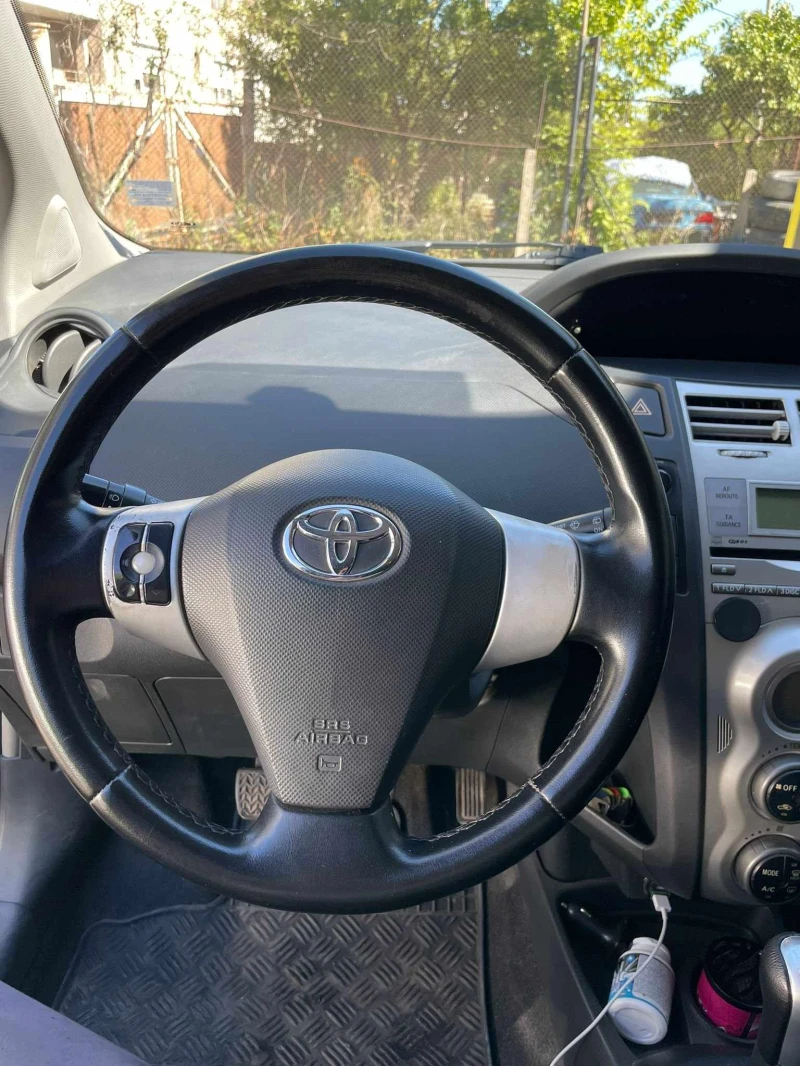 Toyota Yaris 1.3, снимка 10 - Автомобили и джипове - 47440396