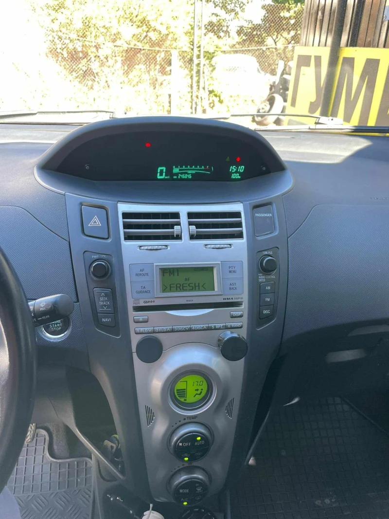 Toyota Yaris 1.3, снимка 11 - Автомобили и джипове - 47440396