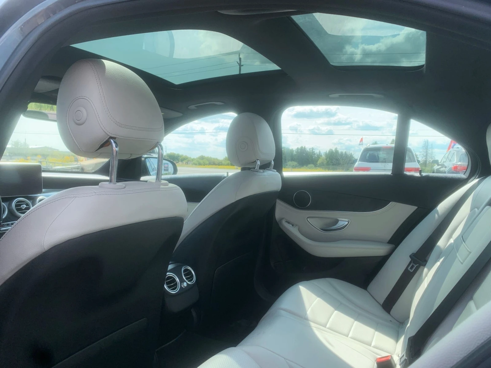 Mercedes-Benz C 300 4MATIC * AMG Line * PANO * ПОДГРЕВ * KEYLESS - изображение 9