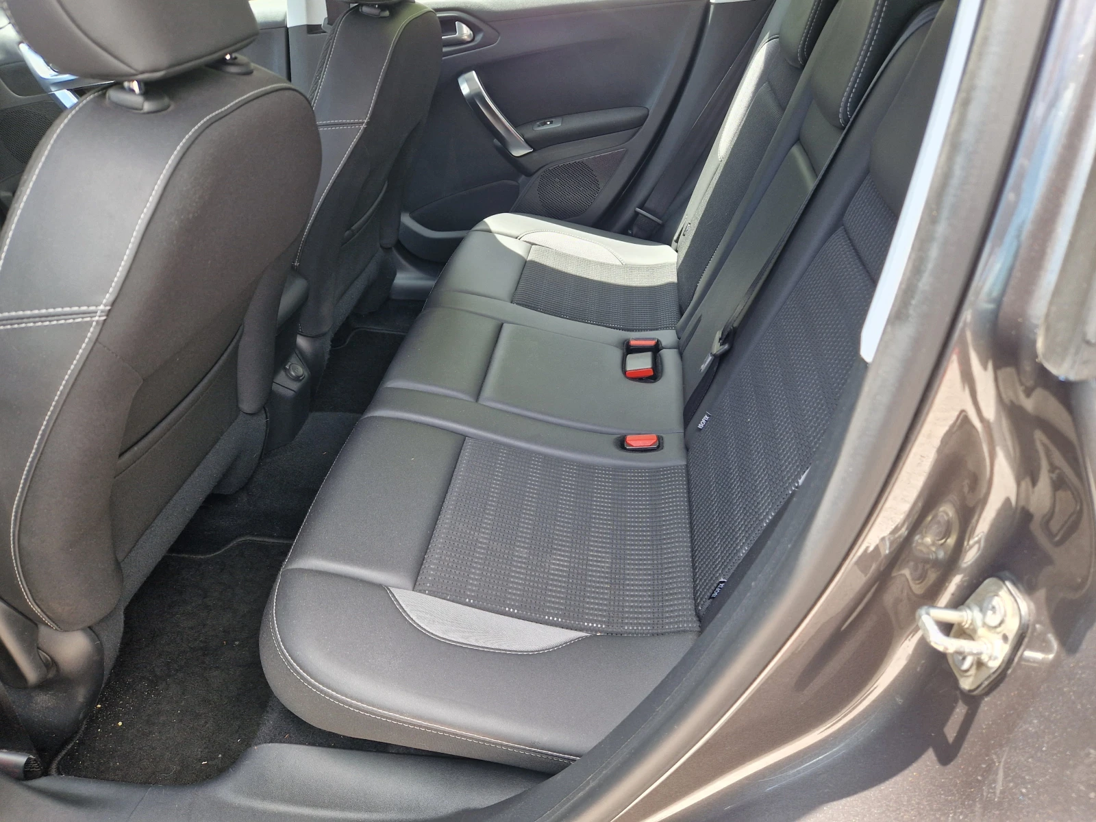 Peugeot 2008 1.2/ALLURE/70х.км!, снимка 14 - Автомобили и джипове - 53257734