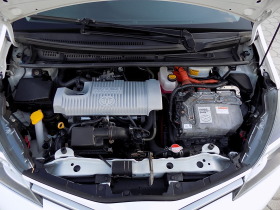 Toyota Yaris 1.5I HYBRID, снимка 14 - Автомобили и джипове - 45118691