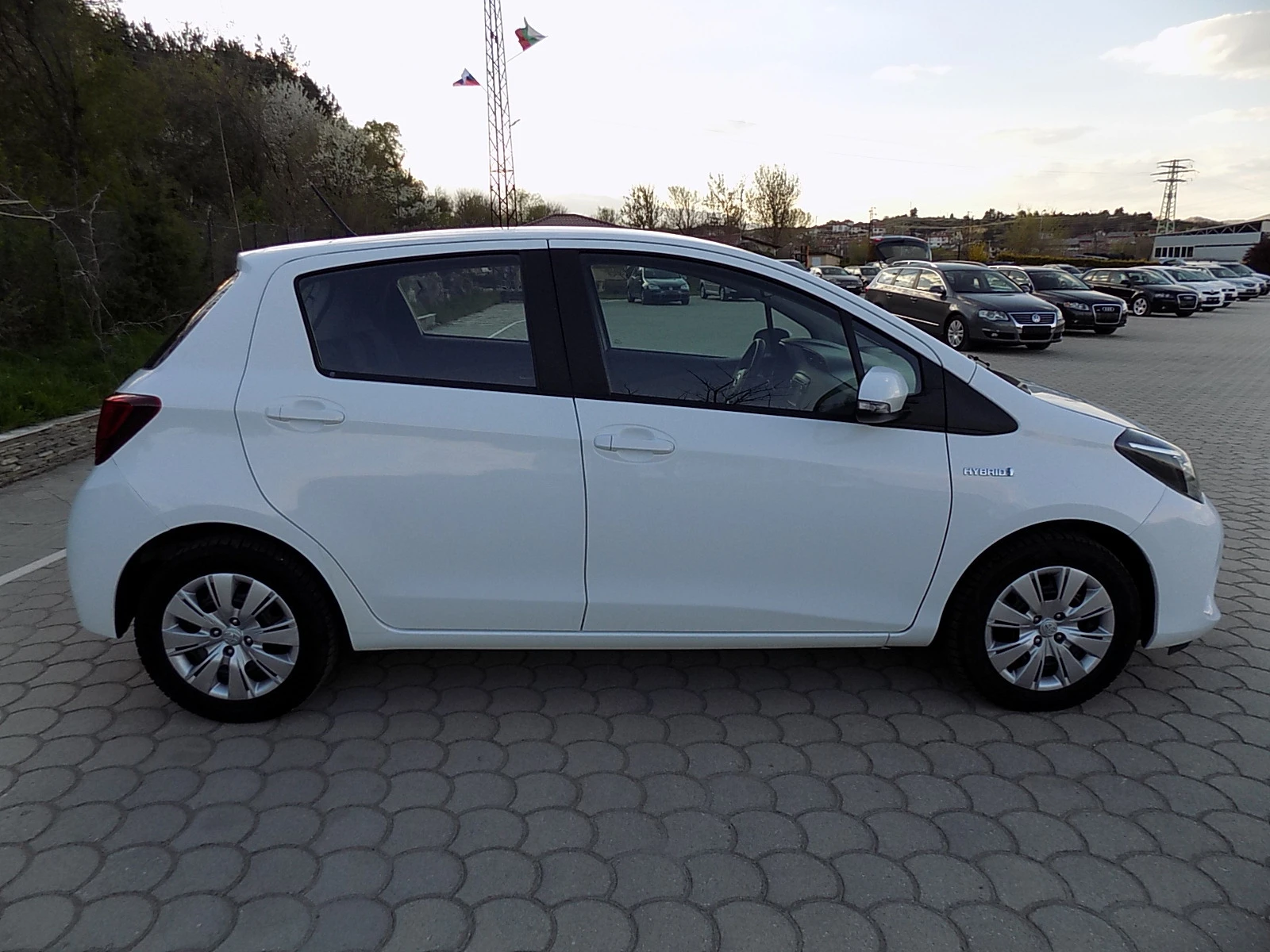 Toyota Yaris 1.5I HYBRID - изображение 4