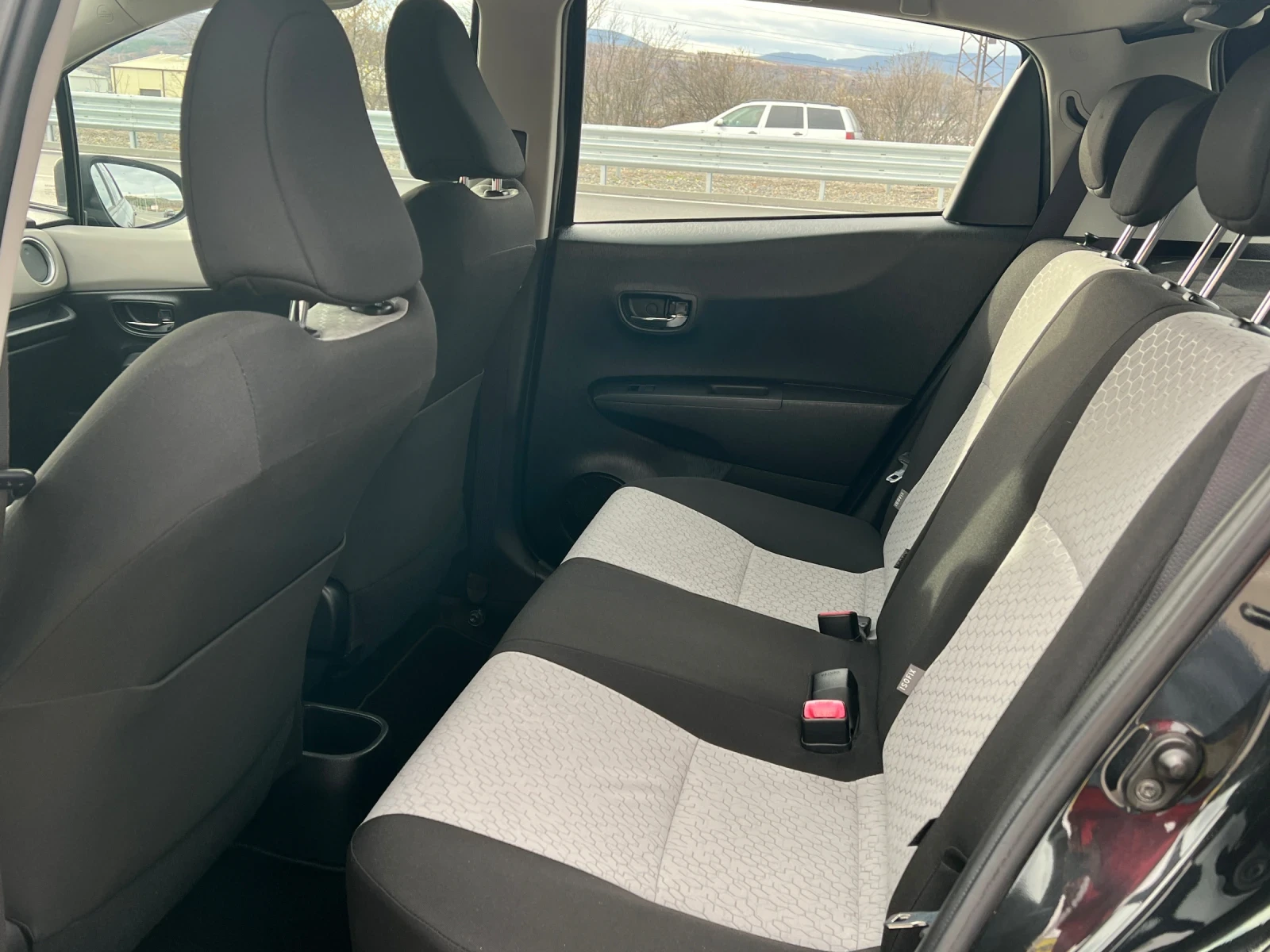 Toyota Yaris NAVI 6 speed - изображение 7