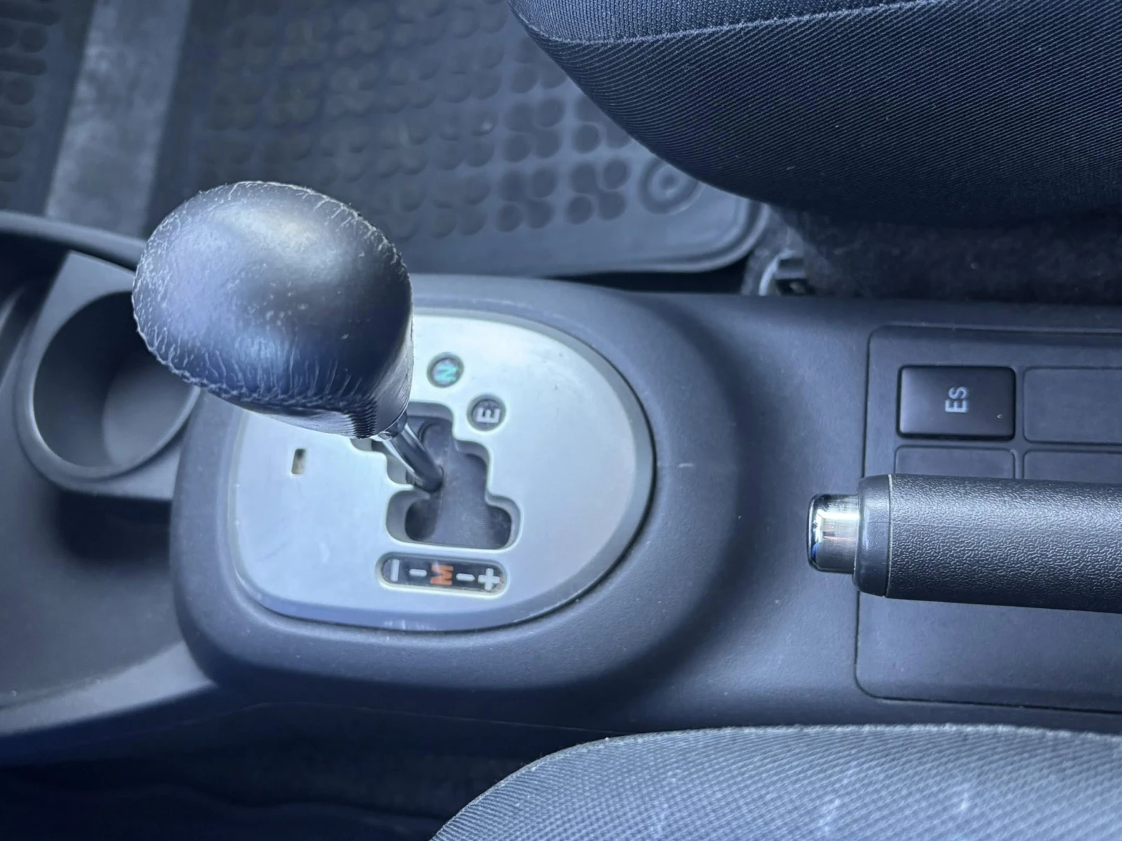 Toyota Yaris 1.3 АВТОМАТИК, снимка 14 - Автомобили и джипове - 54138963