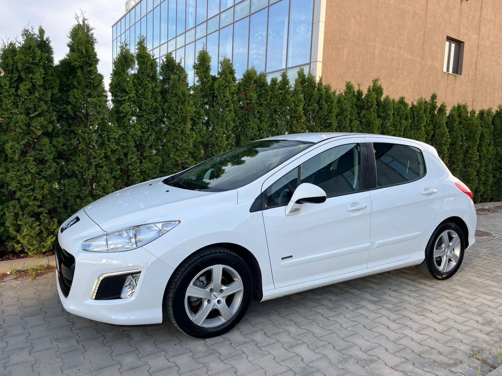 Peugeot 308 1.6E-HDi 112к Новия мотор Facelift!!!, снимка 4 - Автомобили и джипове - 54230743