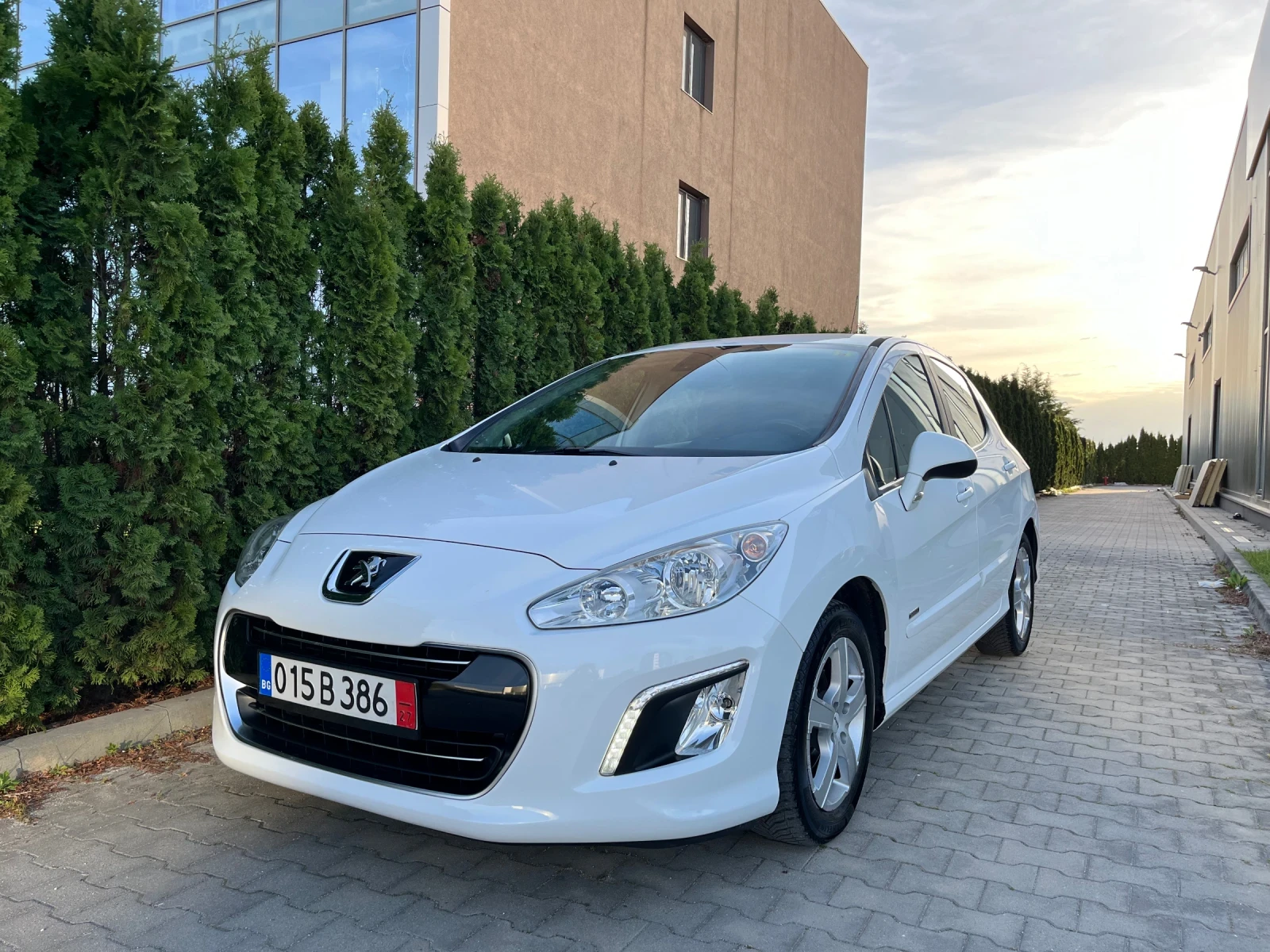 Peugeot 308 1.6E-HDi 112к Новия мотор Facelift!!!, снимка 3 - Автомобили и джипове - 54230743