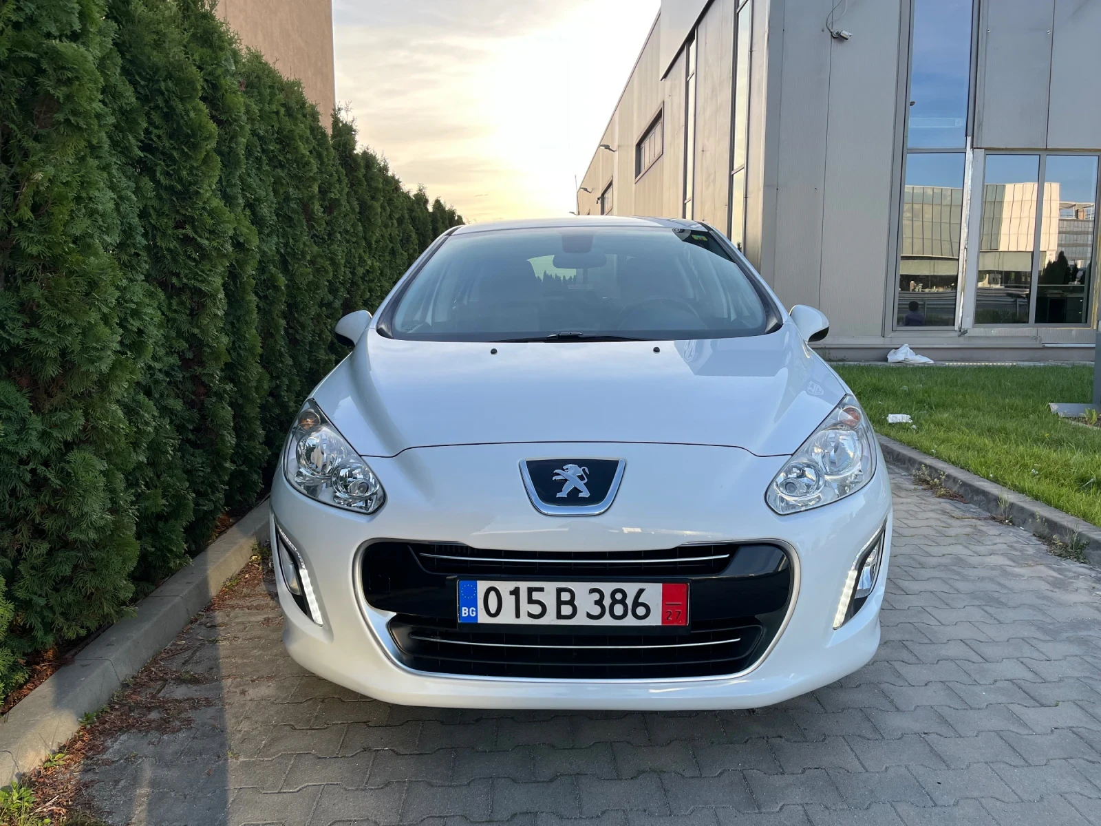 Peugeot 308 1.6E-HDi 112к Новия мотор Facelift!!!, снимка 2 - Автомобили и джипове - 54230743